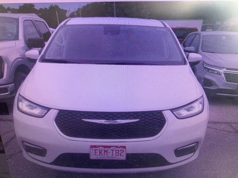 Used 2023 Chrysler Pacifica Touring-L FWD image 6