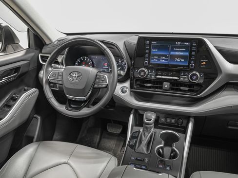 Used 2020 Toyota Highlander XLE image 31