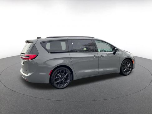 Used 2025 Chrysler Pacifica Limited image 15