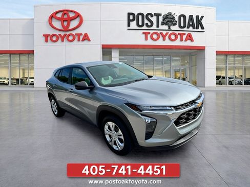 Used 2024 Chevrolet Trax LS FWD image 1