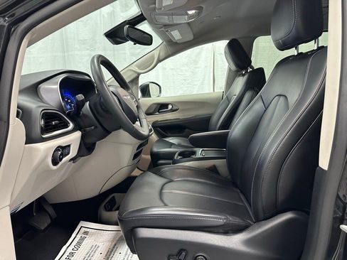 Used 2023 Chrysler Pacifica Touring-L image 14