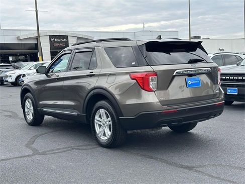 Used 2021 Ford Explorer XLT image 3