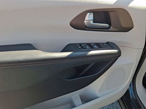 Used 2017 Chrysler Pacifica Touring-L w/ Tire & Wheel Group image 2