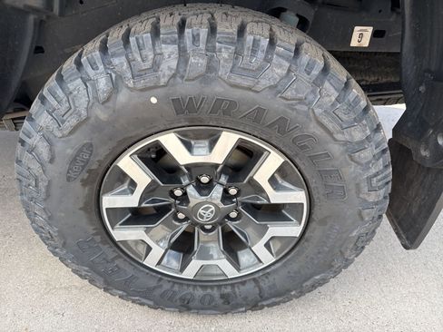 Used 2021 Toyota Tacoma TRD Off-Road w/ Technology Package image 12