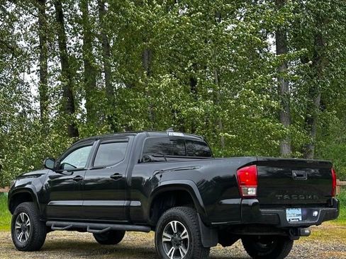 Used 2017 Toyota Tacoma TRD Off-Road AWD/4WD image 10