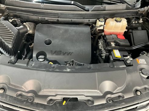 Used 2020 Chevrolet Traverse LT FWD image 13