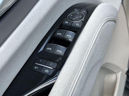 Used 2022 Cadillac Escalade ESV Premium Luxury Platinum w/ LPO, Floor Liner Package AWD/4WD image 15