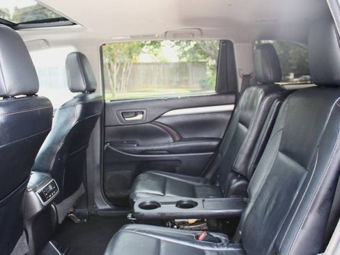 Used 2015 Toyota Highlander XLE FWD image 12