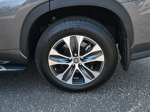 Used 2024 Toyota Highlander XLE AWD/4WD image 11
