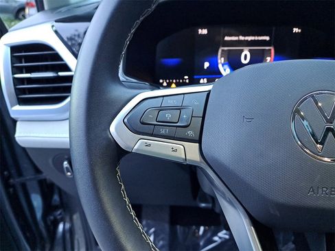 Certified 2025 Volkswagen Taos SE w/ Panoramic Sunroof Package image 11