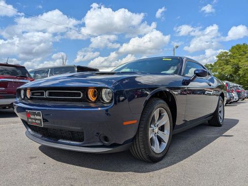 Used 2016 Dodge Challenger SXT image 1