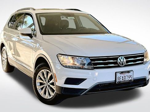 Used 2018 Volkswagen Tiguan SE w/ Panoramic Sunroof Package image 12