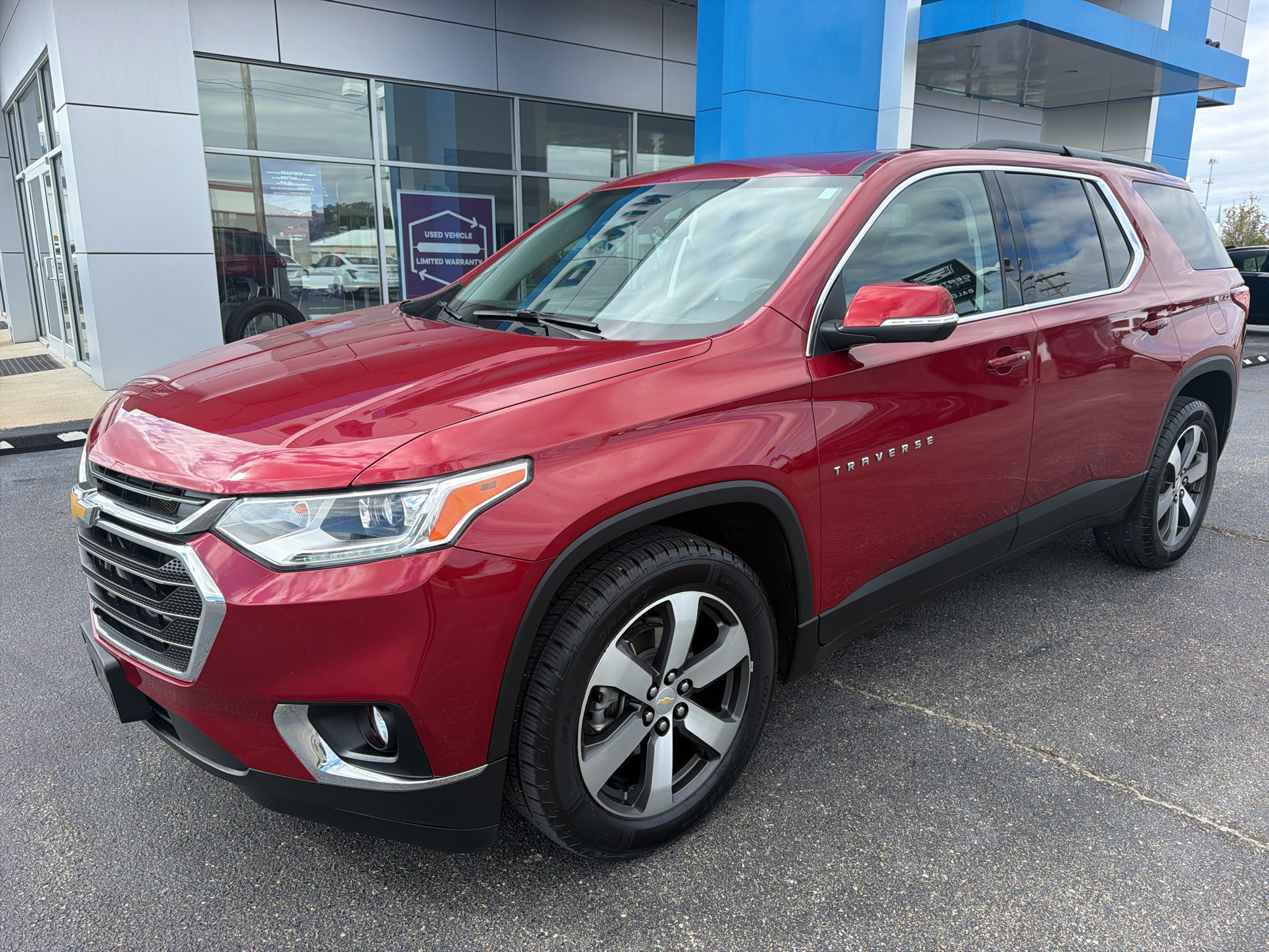 Used 2021 Chevrolet Traverse LT w/ LT Premium Package AWD/4WD image 2