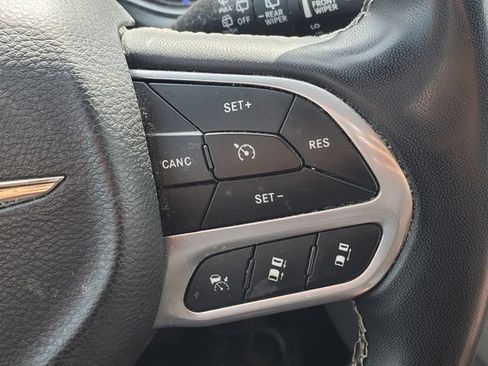 Used 2024 Chrysler Pacifica Touring-L AWD/4WD image 9