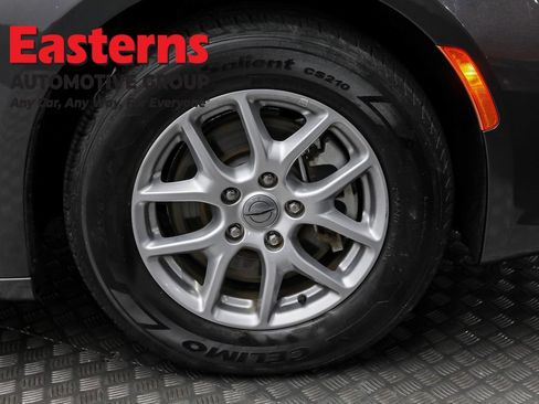 Used 2023 Chrysler Pacifica Touring-L image 32