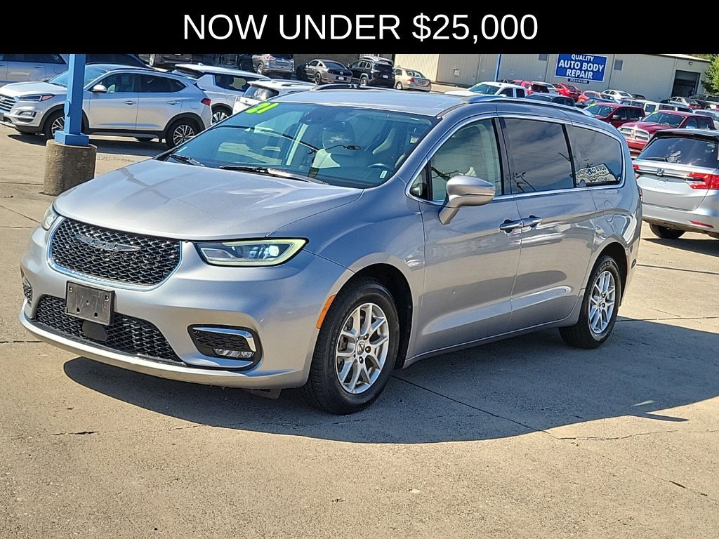Used 2021 Chrysler Pacifica Touring-L FWD image 2