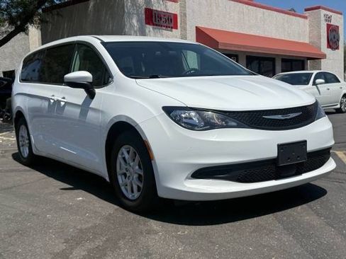 Used 2022 Chrysler Voyager LX FWD image 1