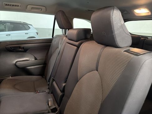 Used 2023 Toyota Highlander LE FWD image 5