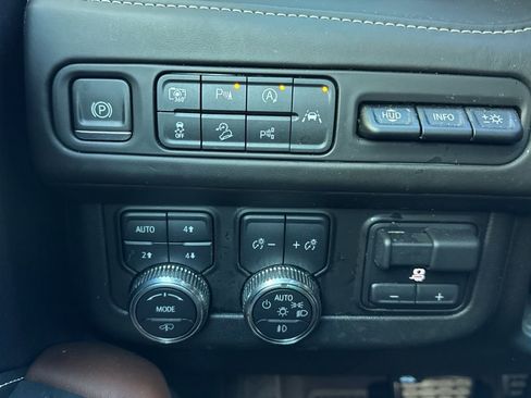 Used 2024 GMC Yukon Denali Ultimate image 10