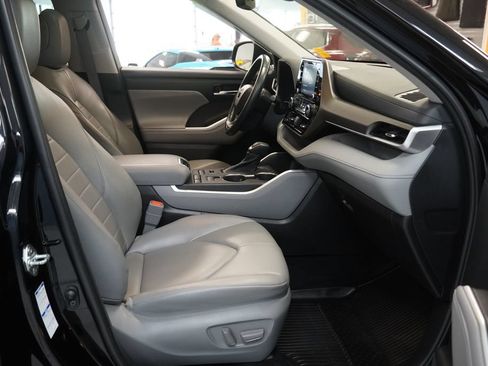 Used 2022 Toyota Highlander XLE AWD/4WD image 28