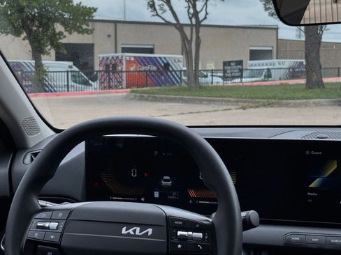 Used 2025 Kia K4 LXS image 35