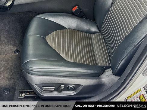 Used 2020 Toyota Camry SE FWD image 18