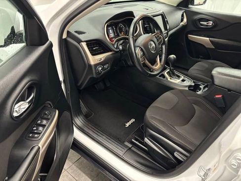 Used 2017 Jeep Cherokee Latitude FWD image 12