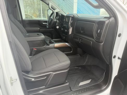 Used 2021 Chevrolet Silverado 2500 Custom w/ Custom Value Package image 4