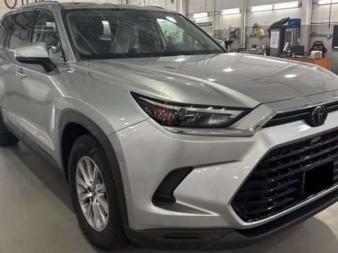 Used 2024 Toyota Grand Highlander AWD image 3
