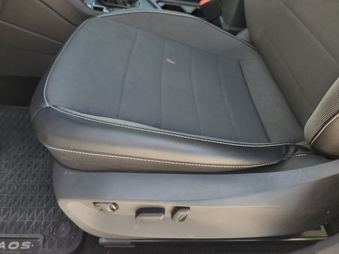 Used 2022 Volkswagen Taos SE w/ Panoramic Sunroof Package FWD image 27