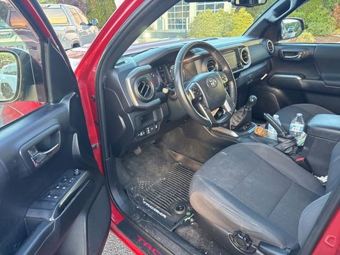 Used 2019 Toyota Tacoma TRD Sport AWD/4WD image 5