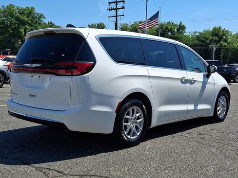 Used 2023 Chrysler Pacifica Touring-L FWD image 6