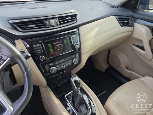 Used 2018 Nissan Rogue SL w/ Premium Package image 16