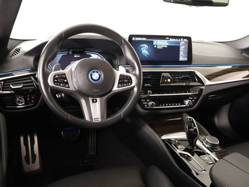 Used 2023 BMW 530e xDrive w/ Premium Package AWD/4WD image 2