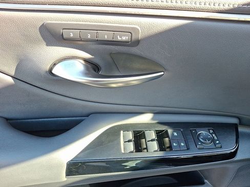 Used 2023 Lexus ES 250 w/ Premium Package image 13