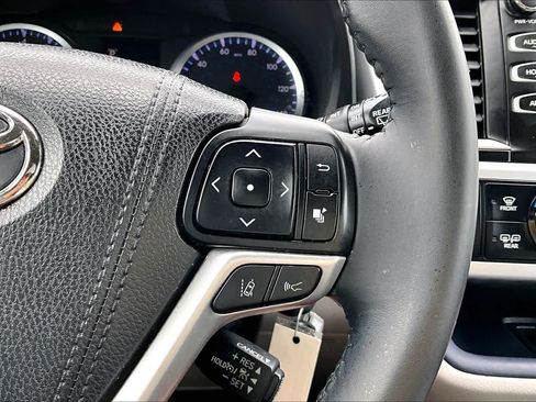 Used 2018 Toyota Highlander Plus FWD image 24
