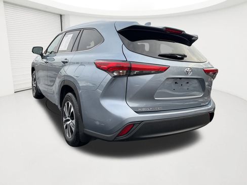 Used 2020 Toyota Highlander XLE image 3
