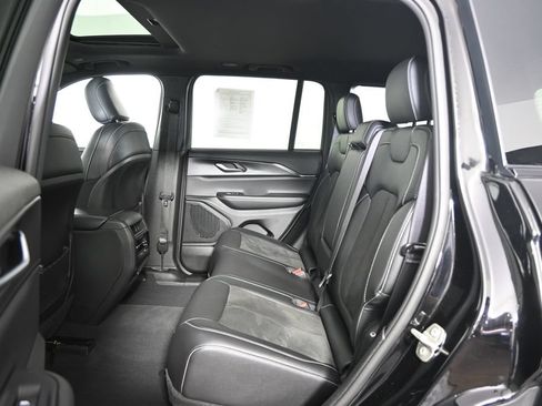 Used 2023 Jeep Grand Cherokee Altitude AWD/4WD image 17