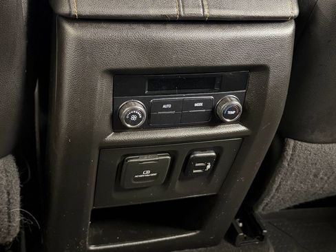 Used 2018 Chevrolet Traverse LT FWD image 31