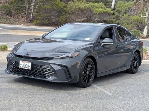 Used 2025 Toyota Camry SE image 11