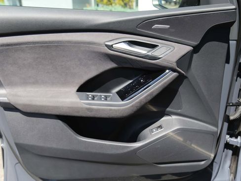 Certified 2025 Audi SQ6 e-tron Prestige AWD/4WD image 25