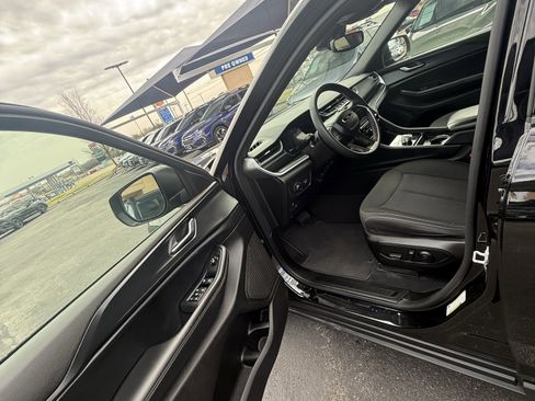 Used 2024 Jeep Grand Cherokee L Laredo image 17