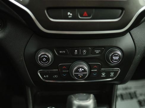 Used 2019 Jeep Cherokee Trailhawk AWD/4WD image 26