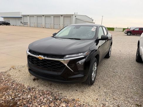 Used 2026 Chevrolet Trax LS FWD image 2