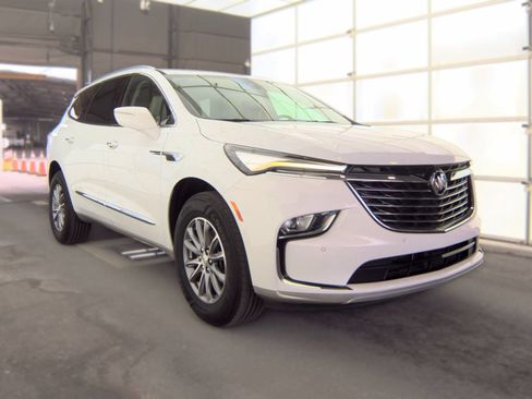 Used 2022 Buick Enclave Essence FWD image 2