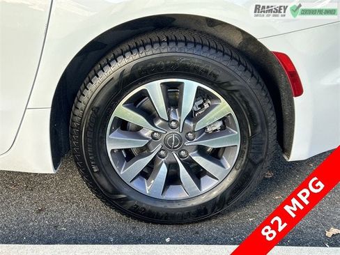 Certified 2024 Chrysler Pacifica Select image 11