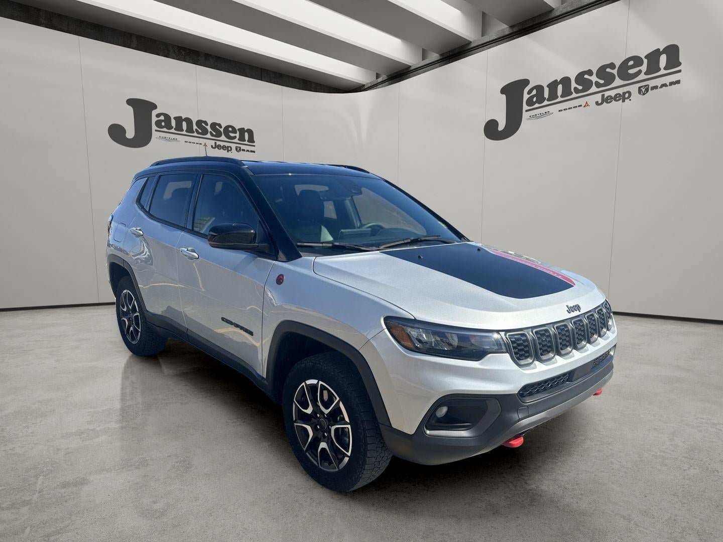 Used 2025 Jeep Compass Trailhawk AWD/4WD image 6