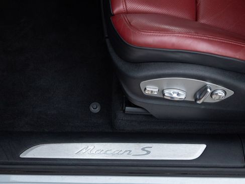 Certified 2024 Porsche Macan S AWD/4WD image 21