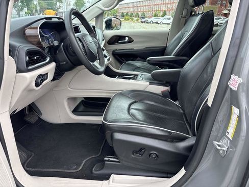 Used 2023 Chrysler Pacifica Limited image 11
