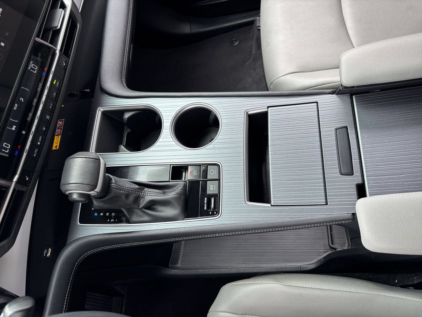 Used 2025 Toyota Sienna XLE FWD image 43